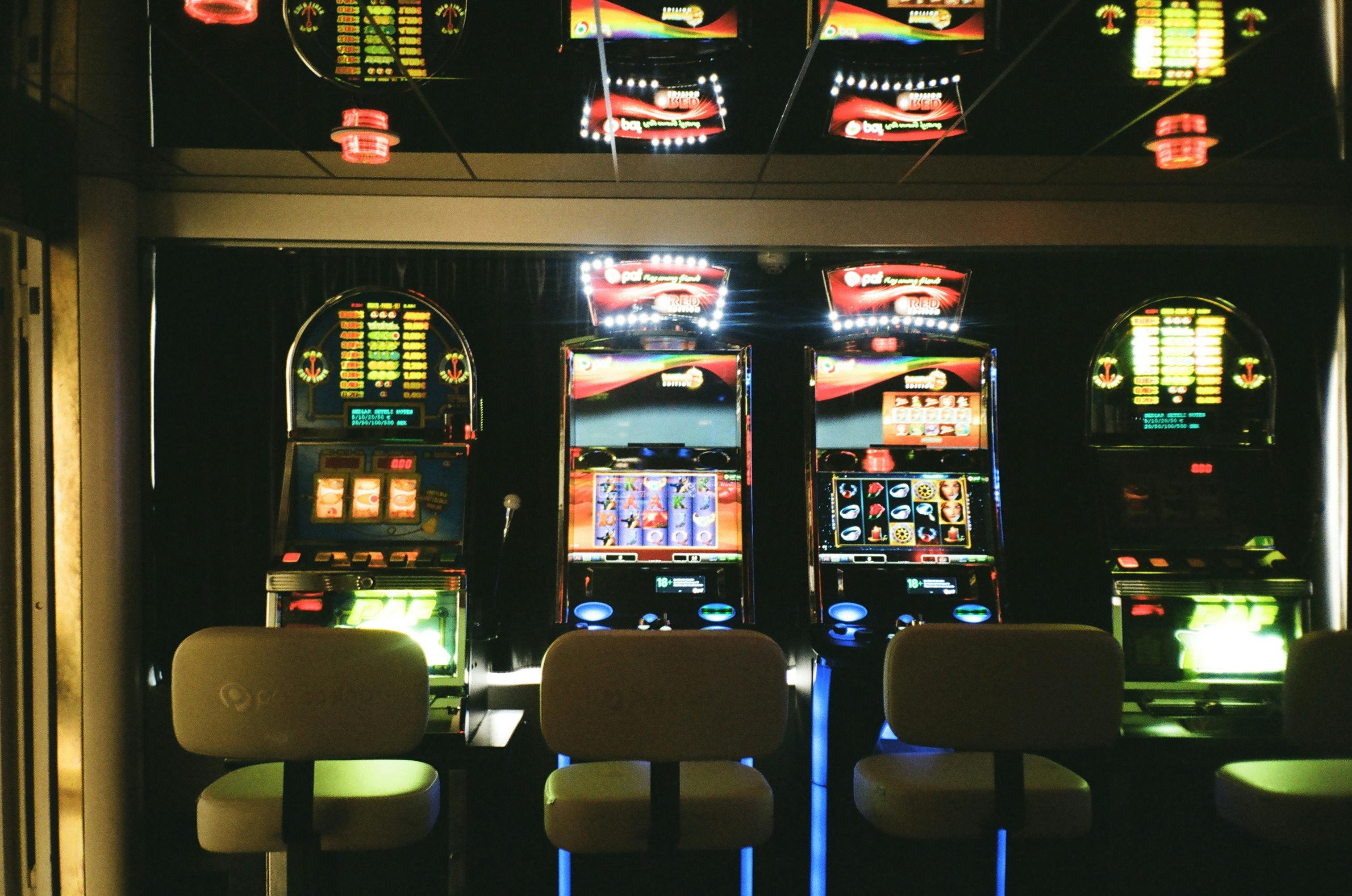 Bàn baccarat live casino rongvang68 với dealer chuyên nghiệp trực tiếp